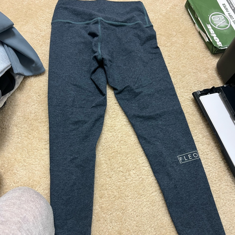 Fleo Cropped pants (size medium)